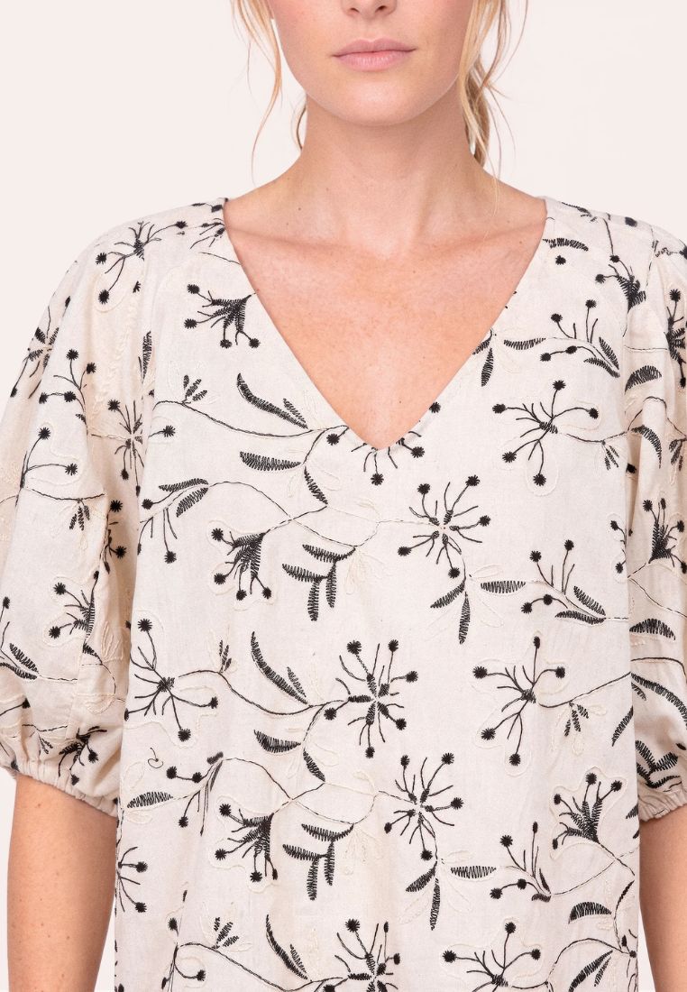 CarenaGO bluse - Creme/Black Embroidery