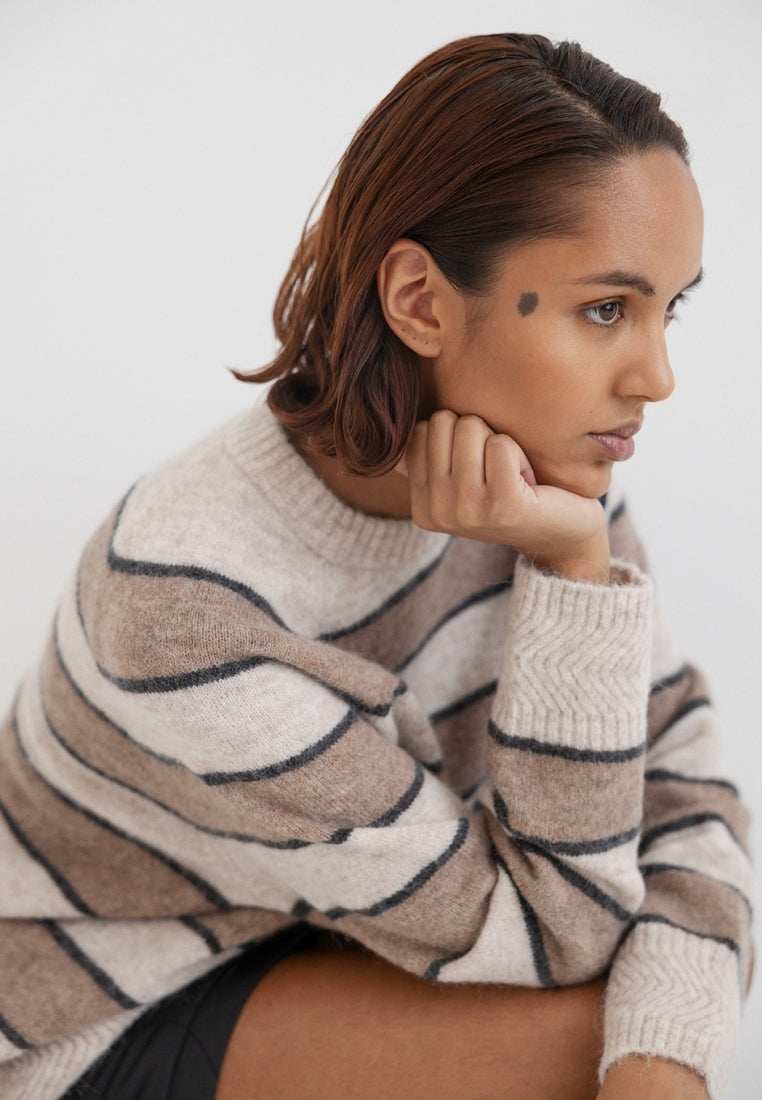 Nanna striktrøje - Camel Stripe