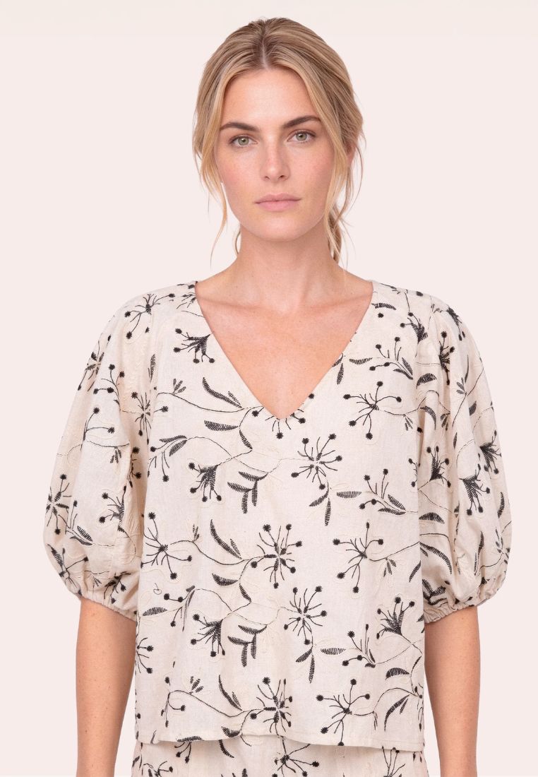 CarenaGO bluse - Creme/Black Embroidery