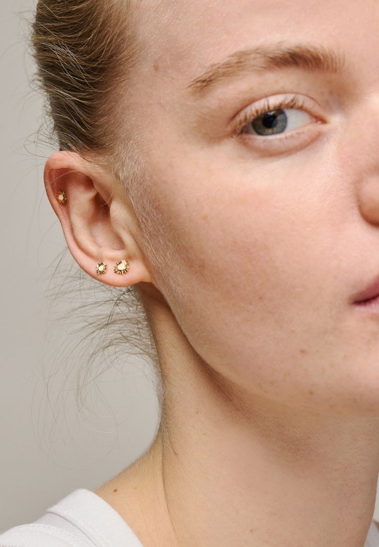 Sunshine mini stud ørering - Gold Daisy