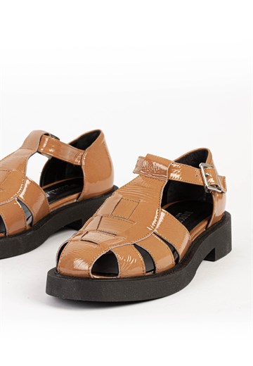 BUKELA - Clara sandal - Lak Cognac